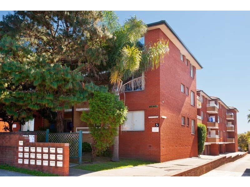 8/5 Phillip Street, Roselands NSW 2196