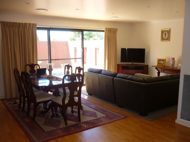 2/11 Massie Street, Cooma NSW 2630