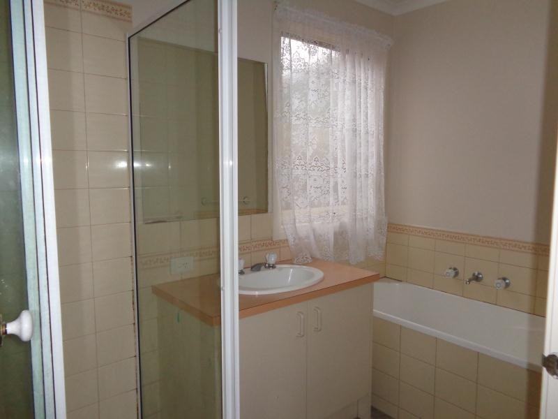21 Rossiter Ave, Roxburgh Park VIC 3064