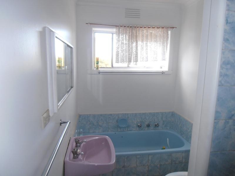 Rear 7 Woodland St, Strathmore VIC 3041