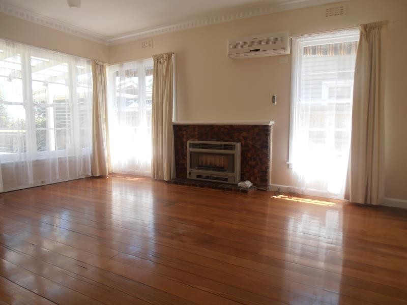 18 Woodland Street, Strathmore VIC 3041