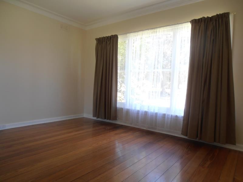 18 Woodland Street, Strathmore VIC 3041