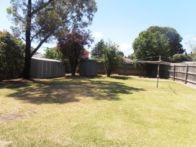 18 Woodland Street, Strathmore VIC 3041