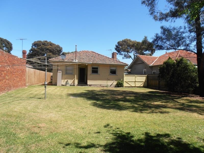 18 Woodland Street, Strathmore VIC 3041