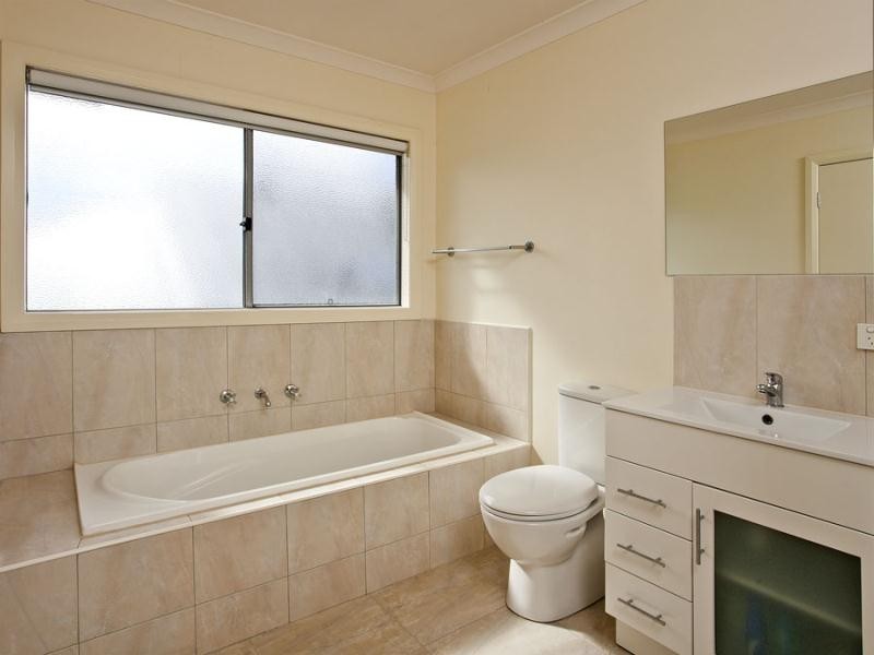 1/17 Mackinnon Grove, Glenroy VIC 3046