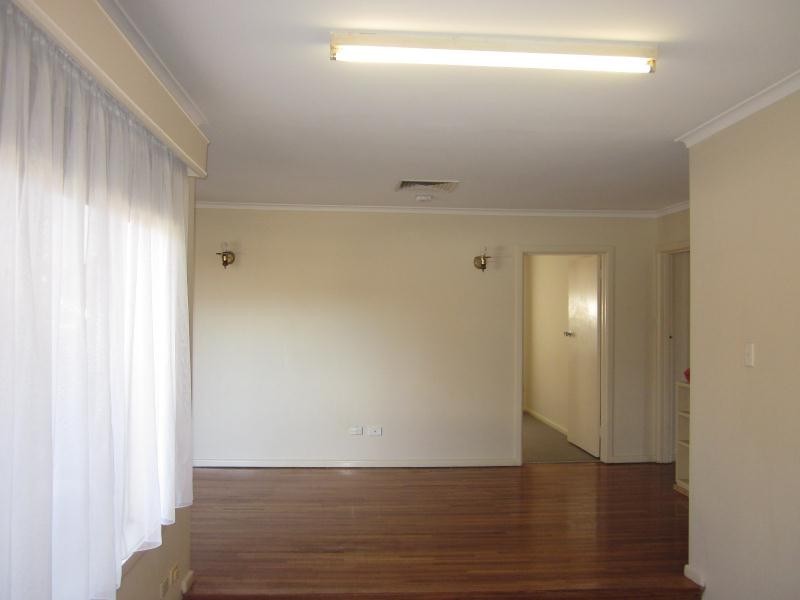 25 DeHavilland Avenue, Strathmore Heights VIC 3041