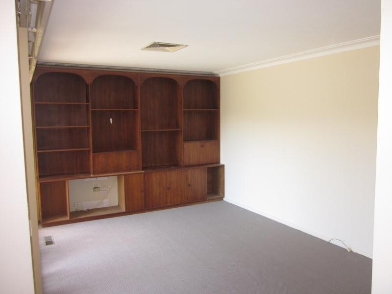 25 DeHavilland Avenue, Strathmore Heights VIC 3041