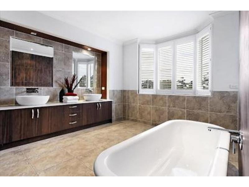 222 Woodland Street, Strathmore VIC 3041