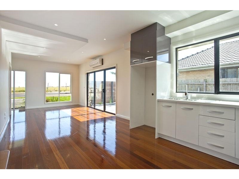 1/122 Arvon Rd, Strathmore VIC 3041