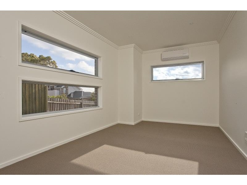 2/12 Streldon Ave, Strathmore VIC 3041