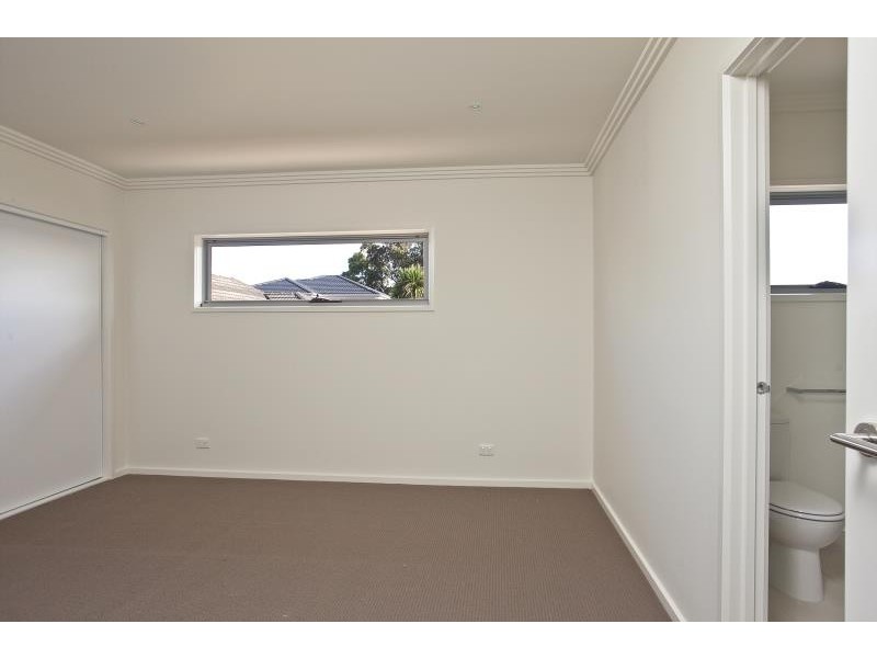 2/12 Streldon Ave, Strathmore VIC 3041