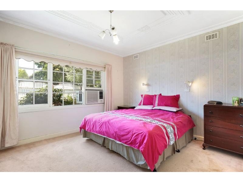 33 Houston Ave, Strathmore VIC 3041