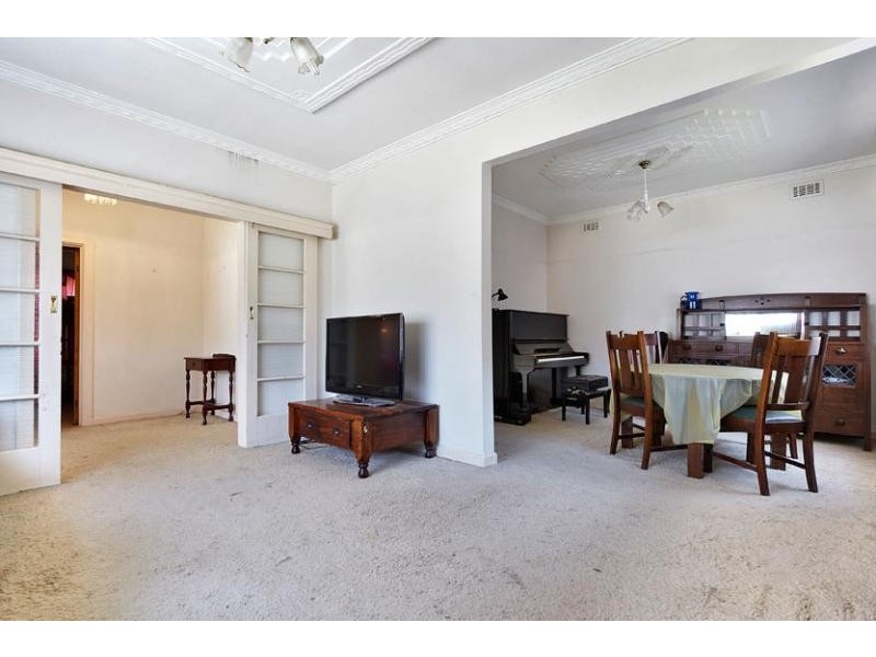 33 Houston Ave, Strathmore VIC 3041