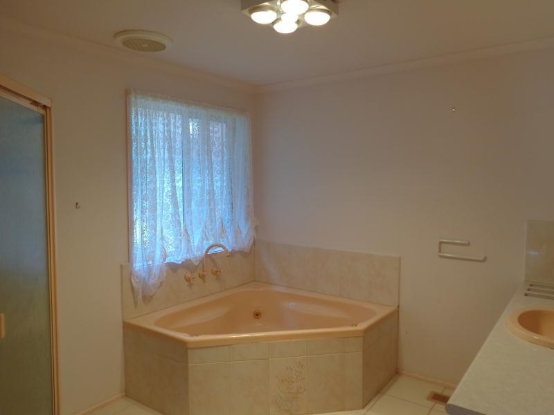 92 Deveraux St, Oak Park VIC 3046