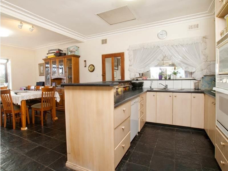 28 Wendora Street, Strathmore VIC 3041