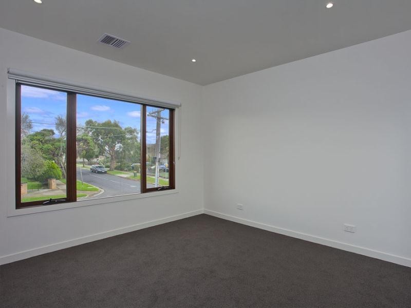 14 Loch Crescent, Strathmore VIC 3041