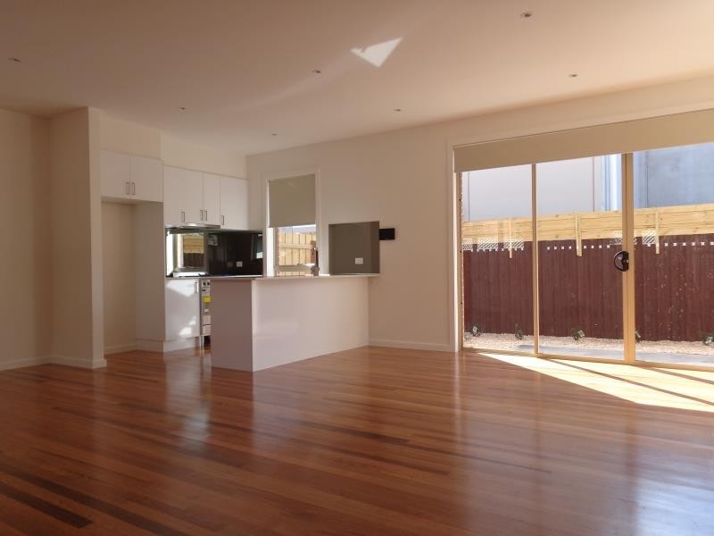 2/7 Lloyd Street, Strathmore VIC 3041