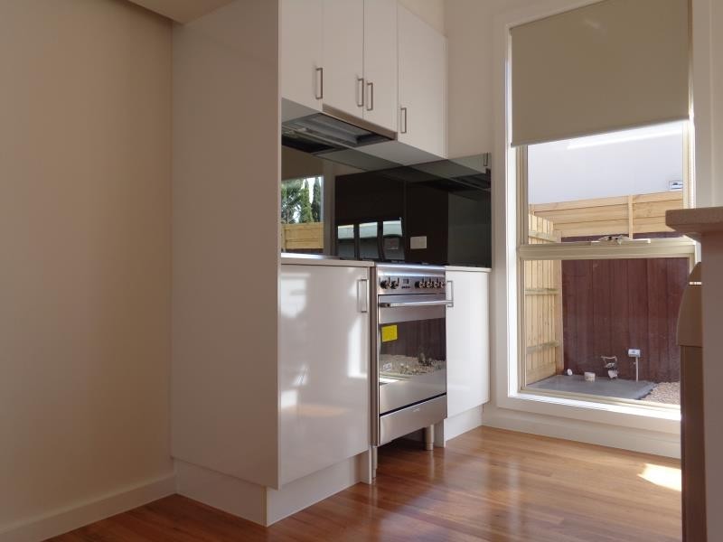 2/7 Lloyd Street, Strathmore VIC 3041