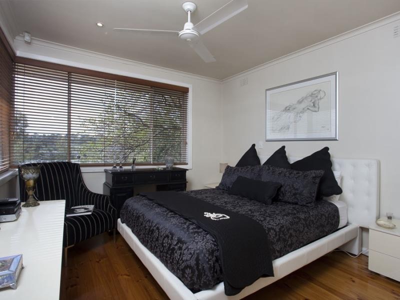 32 Hillsyde Parade, Strathmore VIC 3041