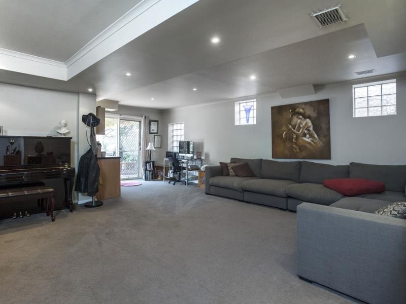 32 Hillsyde Parade, Strathmore VIC 3041