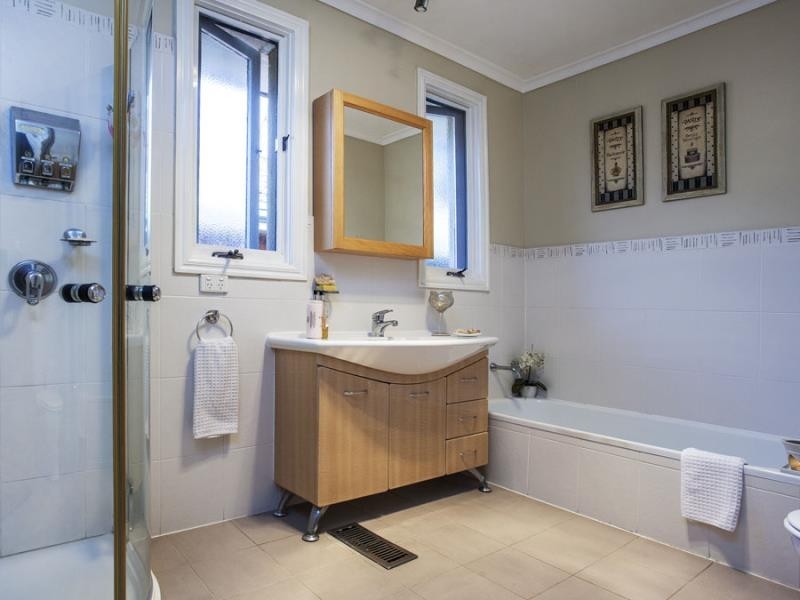 32 Hillsyde Parade, Strathmore VIC 3041