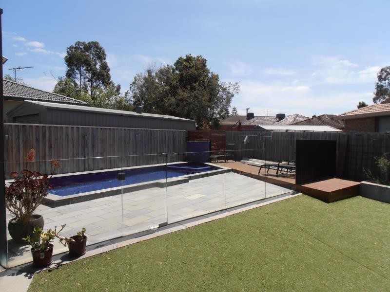 5 Douglas Court, Strathmore Heights VIC 3041