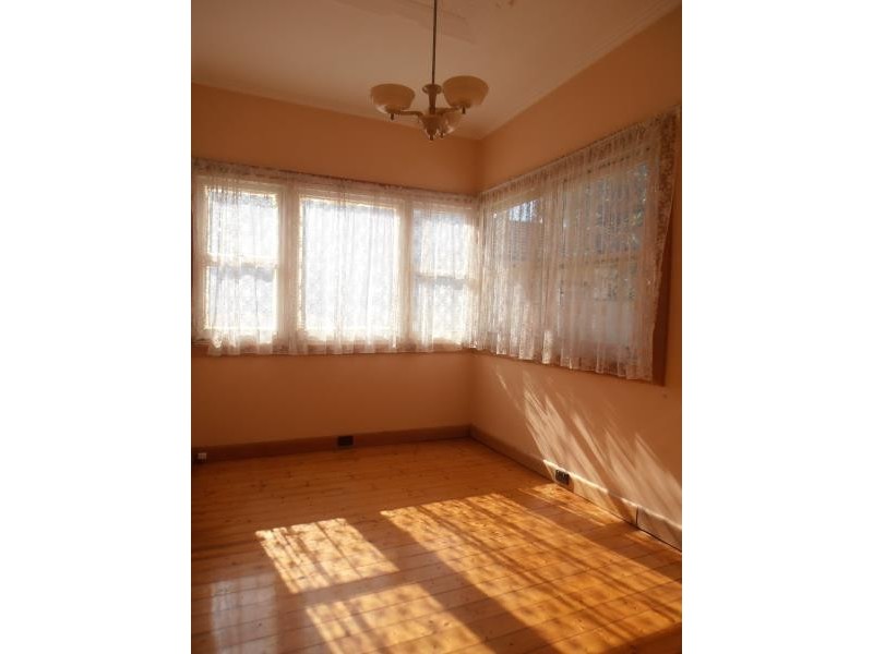 15 Loeman Street, Strathmore VIC 3041