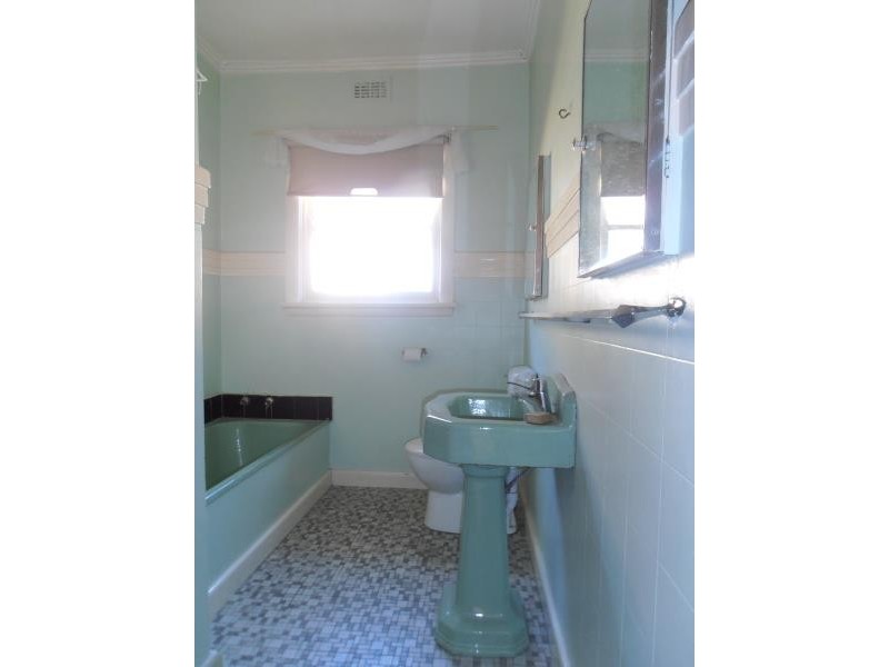 15 Loeman Street, Strathmore VIC 3041