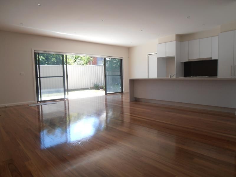 2/5 Elpis Court, Oak Park VIC 3046