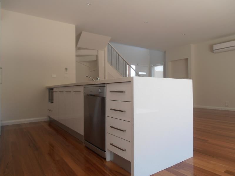 2/5 Elpis Court, Oak Park VIC 3046