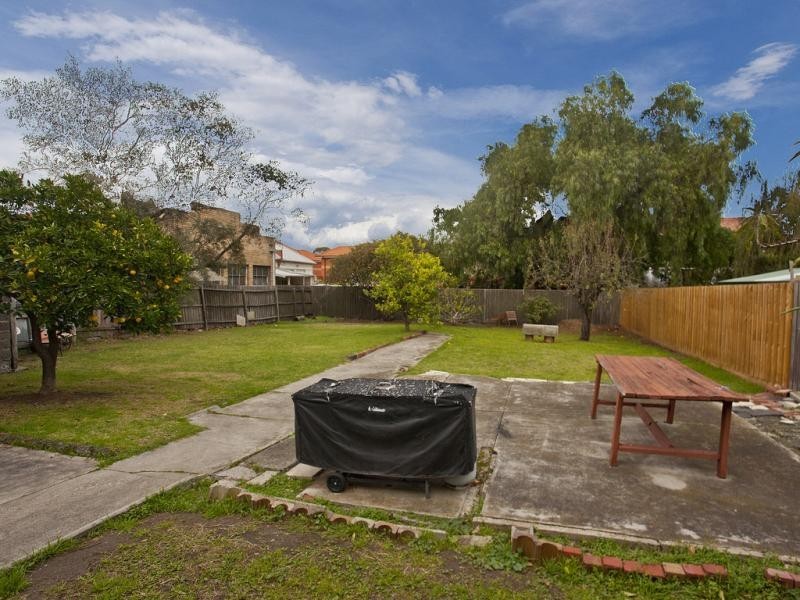 2 Thorn Street, Essendon VIC 3040