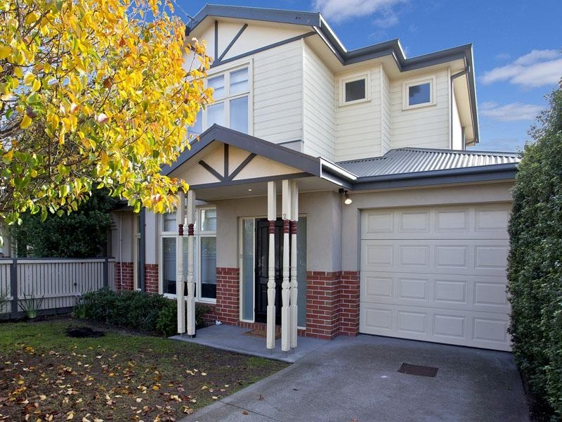 2/24 Lind Street, Strathmore VIC 3041