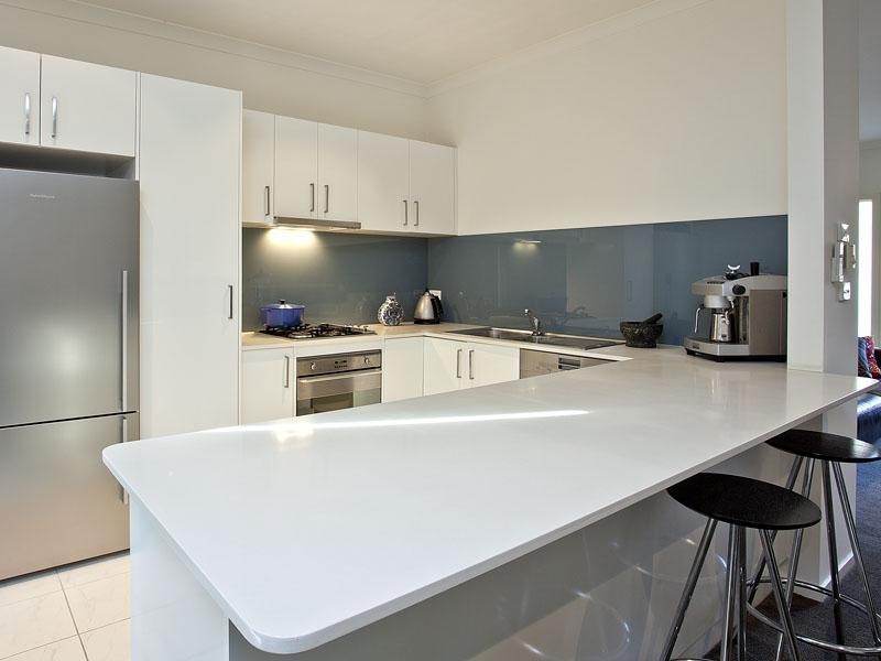 2/24 Lind Street, Strathmore VIC 3041