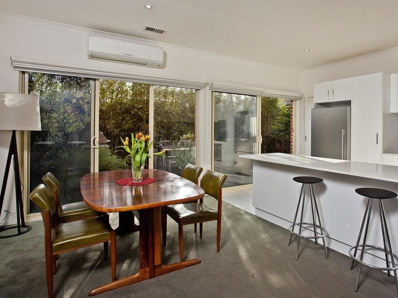 2/24 Lind Street, Strathmore VIC 3041