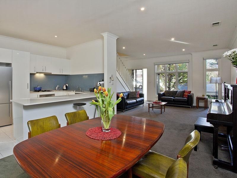 2/24 Lind Street, Strathmore VIC 3041