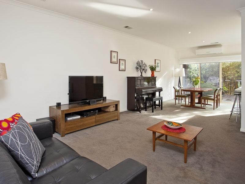 2/24 Lind Street, Strathmore VIC 3041