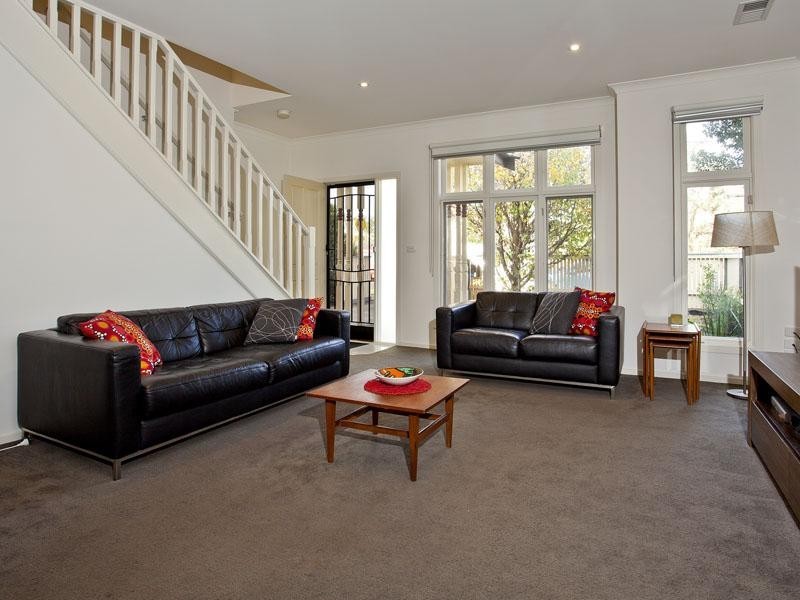 2/24 Lind Street, Strathmore VIC 3041