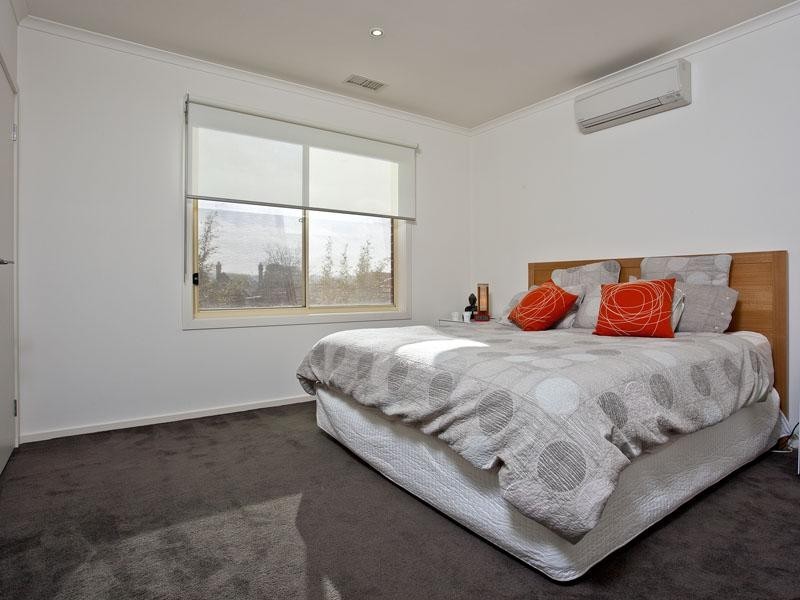 2/24 Lind Street, Strathmore VIC 3041