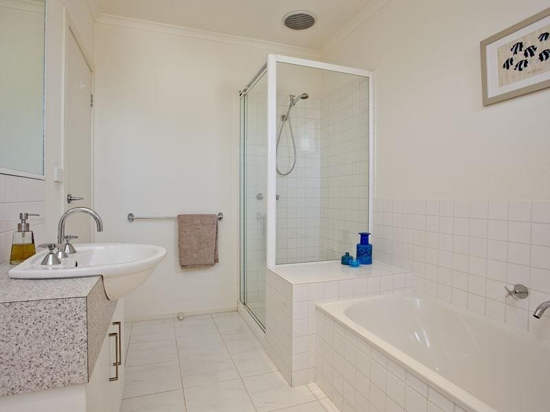 2/24 Lind Street, Strathmore VIC 3041