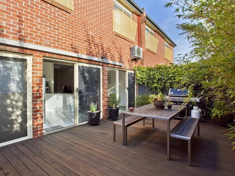 2/24 Lind Street, Strathmore VIC 3041