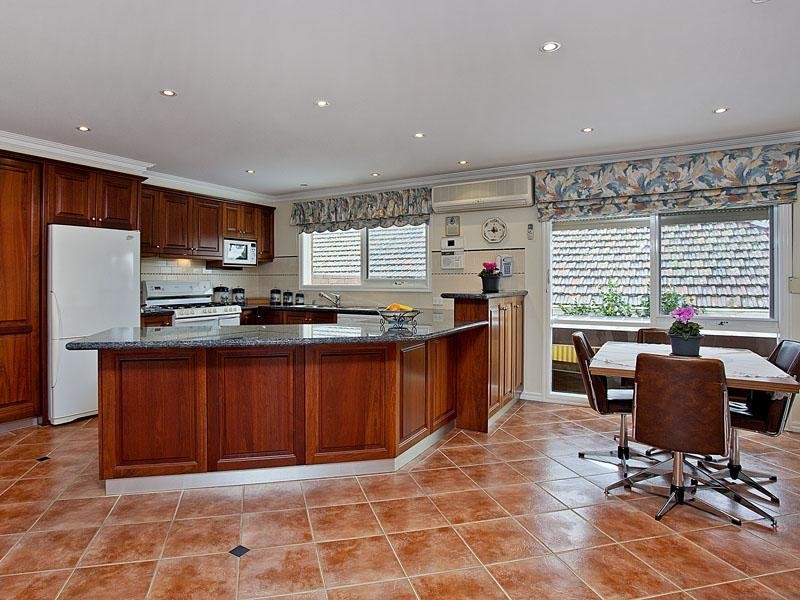30 Roslyn Street, Strathmore VIC 3041