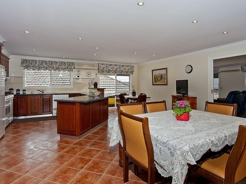 30 Roslyn Street, Strathmore VIC 3041