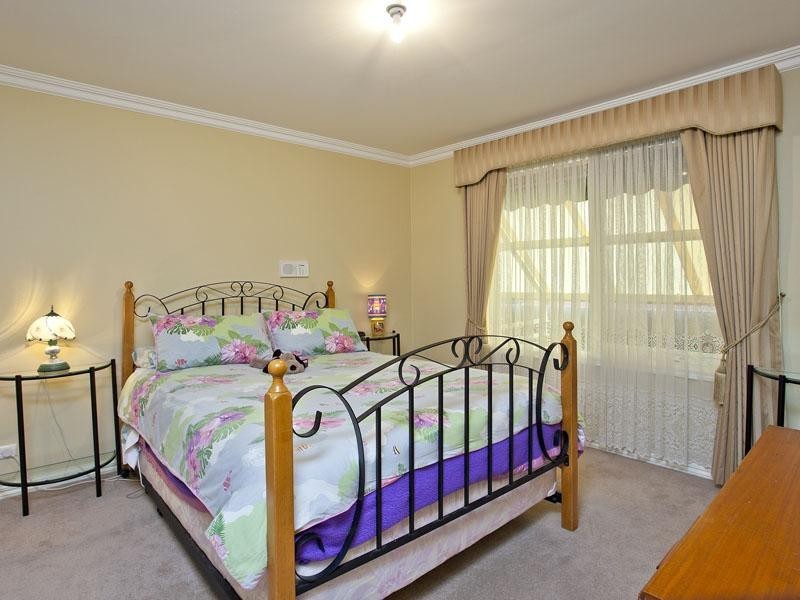 30 Roslyn Street, Strathmore VIC 3041