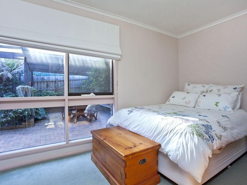 18 Caravelle Crescent, Strathmore Heights VIC 3041