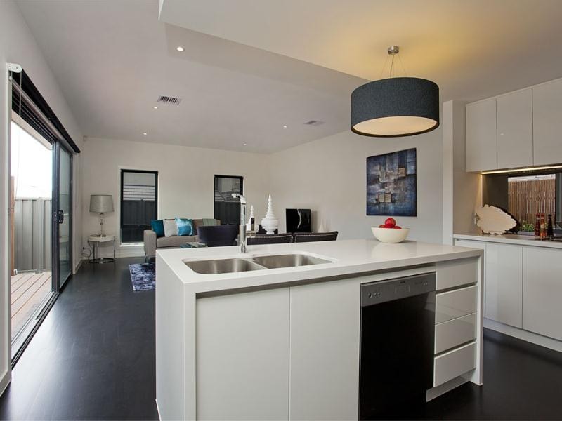 16 Loch Crescent, Strathmore VIC 3041