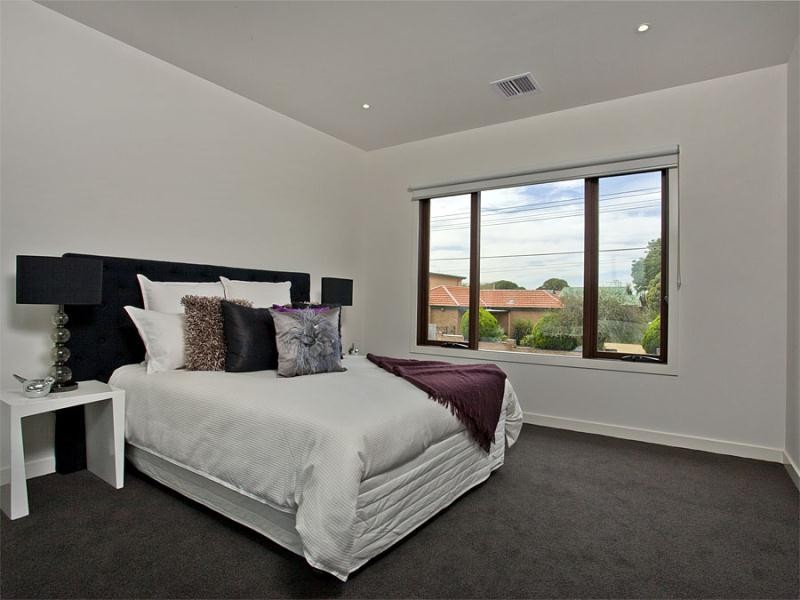 16 Loch Crescent, Strathmore VIC 3041