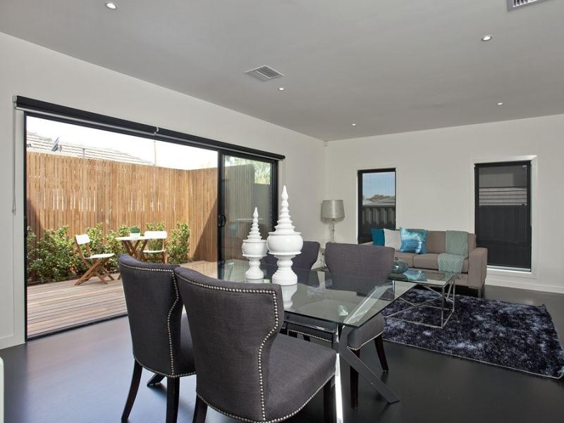 16 Loch Crescent, Strathmore VIC 3041