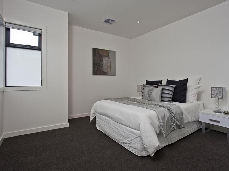 16 Loch Crescent, Strathmore VIC 3041