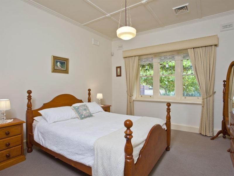 39 Hayes Road, Strathmore VIC 3041