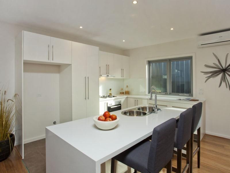 2/37 Laurence Avenue, Airport West VIC 3042